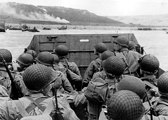 Tropas de assalto norte-americanas numa lancha de desembarque LCVP a aproximar-se da praia Omaha, 6 de Junho de 1944.