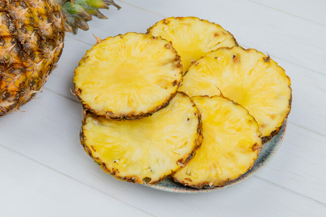 Rico em bromelaína: enzima digestiva que regula a resposta imunológica e combate a inflamação. Benefícios para a saúde cardíaca: previne coágulos sanguíneos e protege contra doenças cardiovasculares. Rico em vitaminas e minerais: vitamina C, manganês, potássio e antioxidantes.