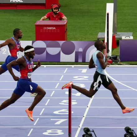 Em uma noite que ficará marcada na história do atletismo, Letsile Tebogo, com apenas 21 anos, fez história ao conquistar a primeira medalha de ouro olímpica para o Botswana na prova dos 200 metros. Superando favoritos como Kenneth Bednarek e Noah Lyles, o jovem velocista africano demonstrou uma velocidade e uma técnica impressionantes, garantindo seu lugar entre os grandes nomes do esporte. A imagem de Tebogao desacelerando nos metros finais, celebrando sua vitória com um sorriso no rosto, se tornou um dos ícones dos Jogos de Paris. Com seu tempo incrível, Tebogo não apenas quebrou recordes, mas também escreveu seu nome na história do atletismo mundial, entrando para um seleto grupo de atletas que já ultrapassaram a barreira dos 19 segundos nos 200 metros. Sua juventude e talento promissor indicam que ainda temos muito a ver deste jovem velocista. A África tem um novo herói, e o mundo do atletismo tem uma nova estrela.