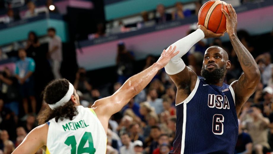 LeBron James chuta durante Estados Unidos x Brasil, pelas Olimpíadas EFE/EPA/CAROLINE BREHMAN