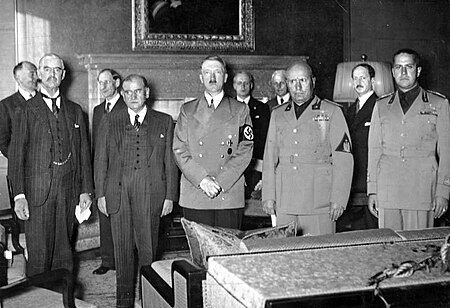 Da esquerda para direita: Chamberlain, Daladier, Hitler, Mussolini e Ciano após a assinatura do Acordo de Munique