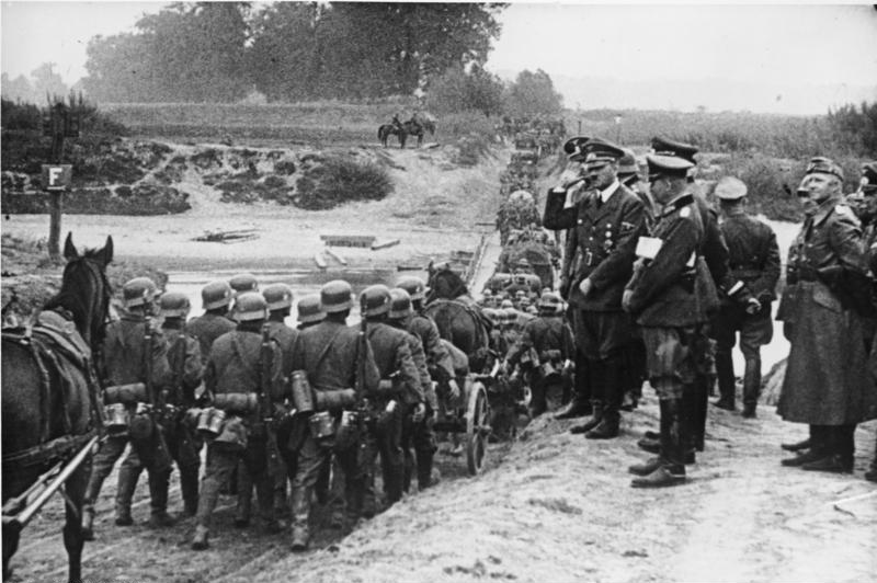 Adolf Hitler observando soldados alemães marcharem para a Polônia em setembro de 1939