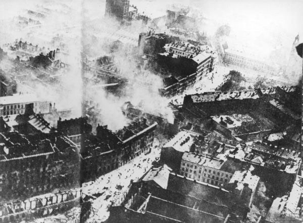 O centro de Varsóvia queima, após ataque aéreo