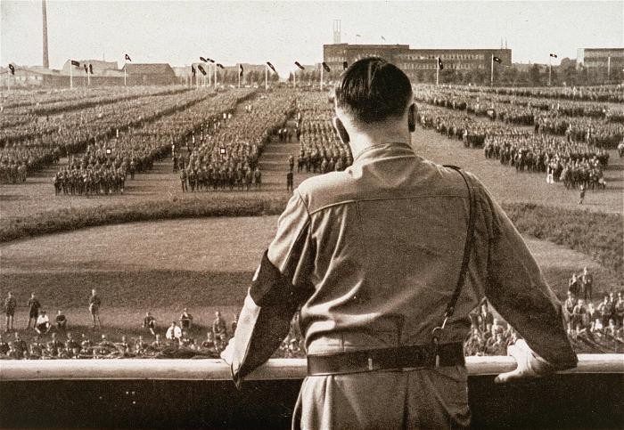 Adolf Hitler Discursa em um Comício das SA. Dortmund, Germany, 1933.