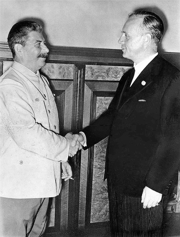 Stálin e Joachim von Ribbentrop, ministro dos negócios estrangeiros de Hitler.