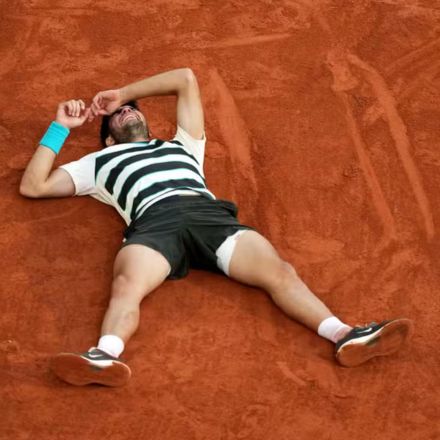 Alcaraz se joga no saibro de Paris após conquistar Roland Garros pela segunda vez — Foto: Dimitar DILKOFF/AFP