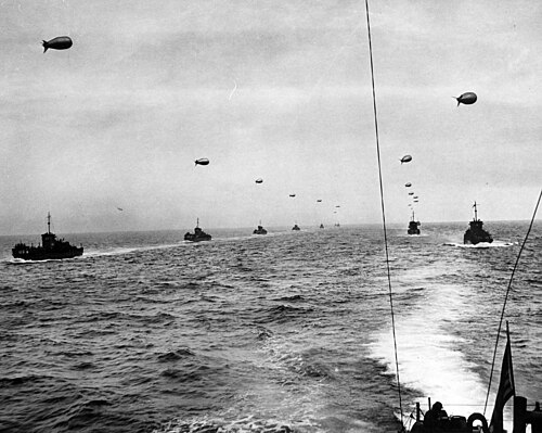 Um comboio de desembarque de grande dimensão atravessa o Canal da Mancha a 6 de Junho de 1944