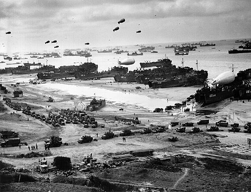 Desembarque de provisões na praia Omaha, meados de Junho de 1944