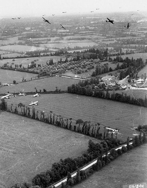 Planadores a chegar à Península de Cotentin rebocados por Douglas C-47 Skytrains. 6 de Junho de 1944