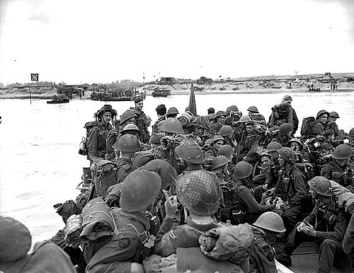 Tropas do Comando "W" de Praia da Marinha Real Canadiana desembarca no sector Mike da Praia de Juno, 6 de Junho de 1944