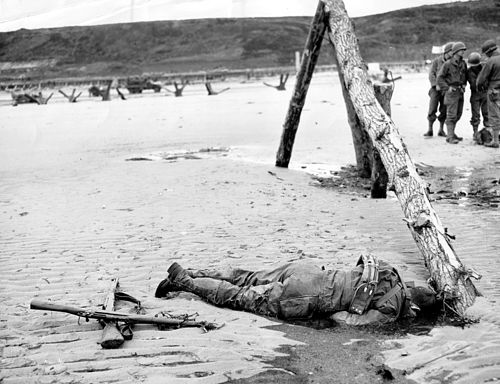 Um soldado norte-americano morto em combate na Praia de Omaha.