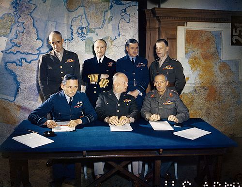 Reunião do Quartel-General Supremo das Forças Expedicionárias Aliadas (SHAEF), 1 de Fevereiro de 1944. Linha de frente: Marechal do ar Arthur Tedder; General Dwight D. Eisenhower; General Bernard Montgomery. Fila de trás: Tenente-General Omar Bradley; Almirante Bertram Ramsay; Marechal do ar Trafford Leigh-Mallory; Tenente-General Walter Bedell Smith.