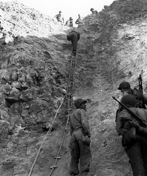 Rangers norte-americanos a escalar as paredes de Pointe du Hoc