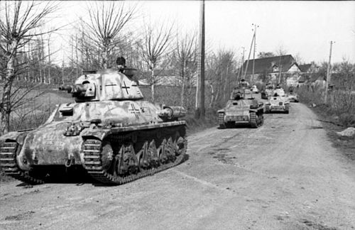 Tropas alemãs a utilizar tanques franceses capturados (Beutepanzer) na Normandia, em 1944