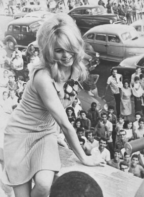 Bardot na sacada do hotel Copacabana Palace durante suas férias no Brasil, entre janeiro e março de 1964