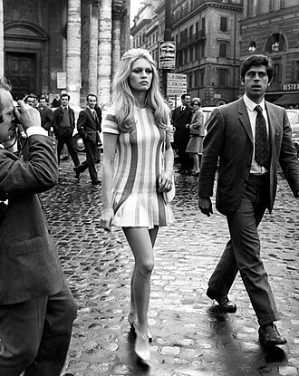 Bardot caminhando por Roma, abril de 1969
