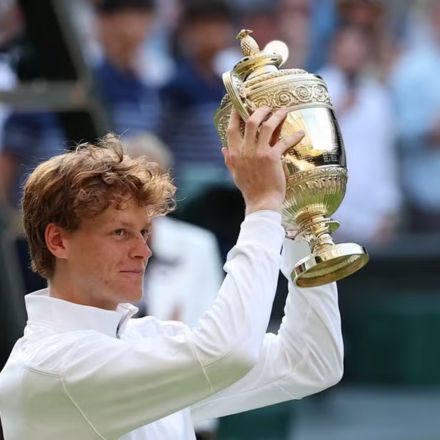 Jannik Sinner comemora título em Wimbledon — Foto: REUTERS/Toby Melville