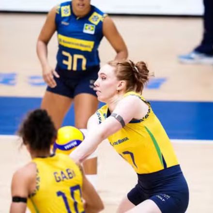 Julia Bergmann em ação contra o Japão na Liga das Nações Feminina de vôlei (Foto: Volleyball World)
