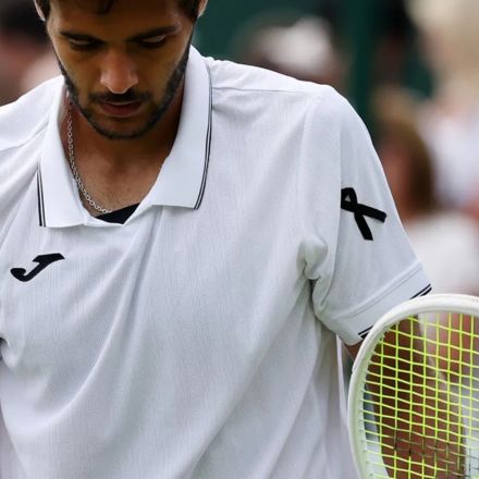 Francisco Cabral com a homenagem a Diogo Jota em duelo de duplas em Wimbledon • Ezra Shaw/Getty Images