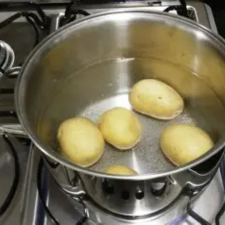 Nunca mais jogue fora a água do cozimento da batata!