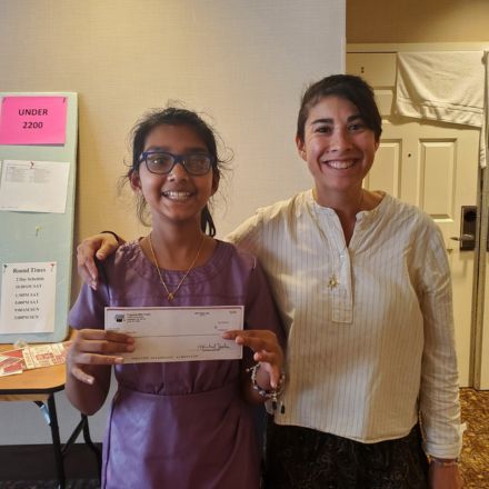 Keya Jha com o primeiro prêmio de US$ 2.000 no Memorial Joe Yun, junto com a Diretora-Chefe do Torneio, Kathy Lin. Foto: Cortesia de Ayoosh Jha.