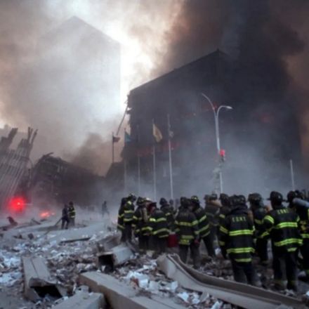 Bombeiros em ação após o ataque terrorista ao World Trade Center em Nova York, nos Estados Unidos, em 11 de setembro de 2001. Foto de Justin Lane/Gamma-Rapho via Getty Images