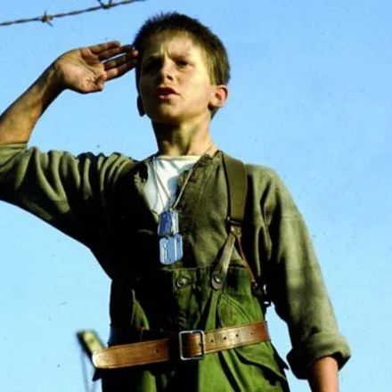 Christian Bale com 13 anos interpretando Jim Graham em o Império do Sol, 1987.