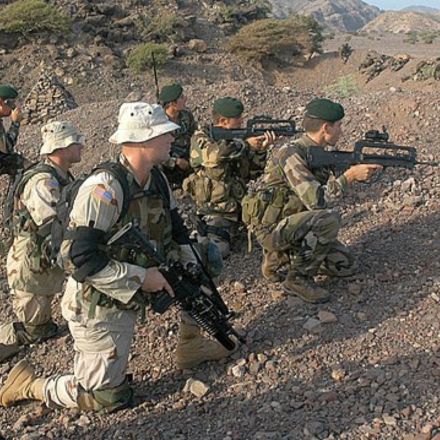 Operação Liberdade Duradoura - Legionários franceses da 13ª DBLE e soldados americanos do 3º Regimento de Infantaria participam em exercício no Djibuti.