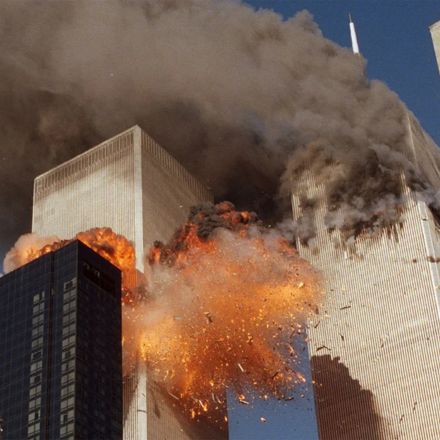 A segunda torre do World Trade Center é atingida por avião e explode em chamas durante atentado do 11 de Setembro em Nova York — Foto: Chao Soi Cheong/AP/Arquivo