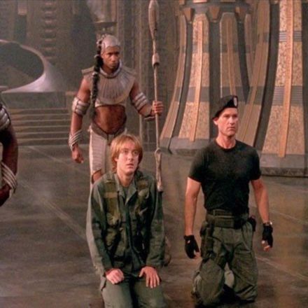 James Spader e Kurt Russell em Stargate, 1994
