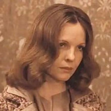 A Inesquecível Kay Adams-Corleone: Seu primeiro grande papel veio com Kay Adams-Corleone em O Poderoso Chefão (1972). Repetindo a personagem nas sequências de 1974 e 1990, ela deu voz e profundidade à mulher de Michael Corleone, cimentando seu lugar em uma das maiores sagas da história do cinema.