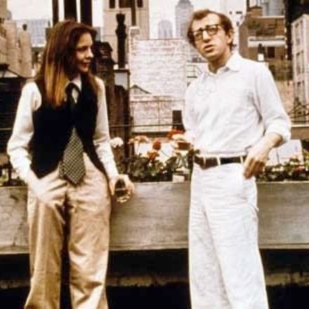 O Casamento de Ouro com Woody Allen: Sua colaboração mais duradoura e formativa foi com o diretor Woody Allen. A parceria começou no teatro com Play It Again, Sam (1968) e floresceu no cinema, com Sonhos de um Sedutor (1972), O Dorminhoco (1973) e A Última Noite de Boris Grushenko (1975). Essa fase a estabeleceu como uma atriz cômica de timing perfeito.