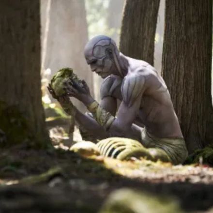 Jacob Elordi interpretando muito bem a criatura em Frankenstein (2025)