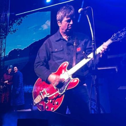 Reunião épica! O Oasis se consagra no Brasil em show catártico no MorumBIS, conquistando a nova geração 16 anos depois.