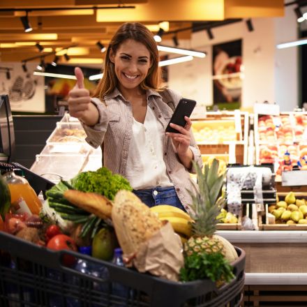 Domine 5 táticas essenciais para cortar gastos no supermercado. Garanta uma ceia de Natal e Ano Novo farta e deliciosa sem estourar o orçamento!