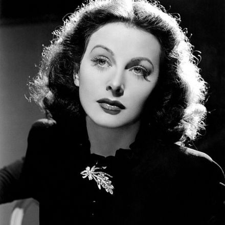 Conheça Hedy Lamarr: a diva de Hollywood que fugiu dos nazistas para inventar a tecnologia base do Wi-Fi, Bluetooth e GPS. Leia agora!