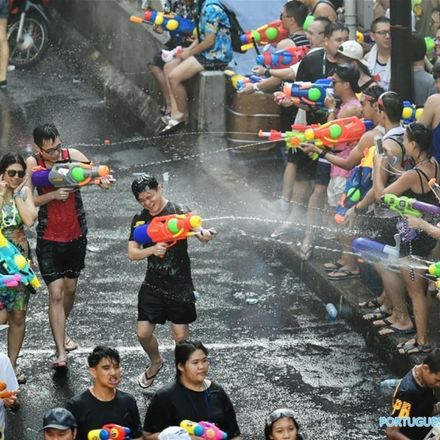 Tailândia celebra Festival Songkran com guerra de água