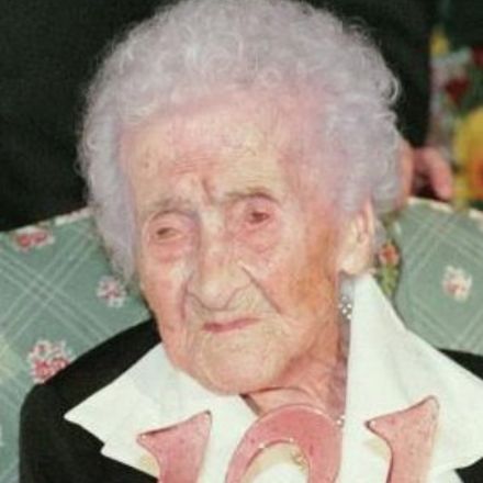 Conheça Jeanne Calment, a mulher que viveu 122 anos desafiando a medicina com uma dieta de chocolate, vinho e um humor inabalável. Confira!