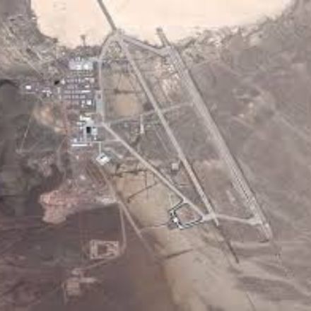 O que existe na base mais secreta do mundo? Explore a história, os aviões espiões e as teorias alienígenas que cercam a enigmática Área 51.