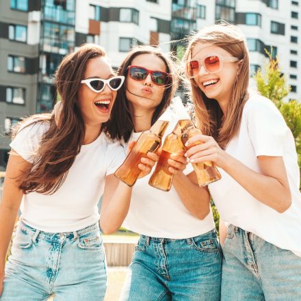 Descubra qual bebida dá mais ressaca! O nutricionista explica como a cor do álcool e os corantes influenciam o seu mal-estar no dia seguinte.