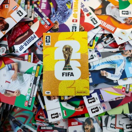 R$ 7 mil por um álbum? Descubra a matemática cruel por trás das figurinhas da Copa 2026 e veja por que é mais fácil ganhar na loteria.