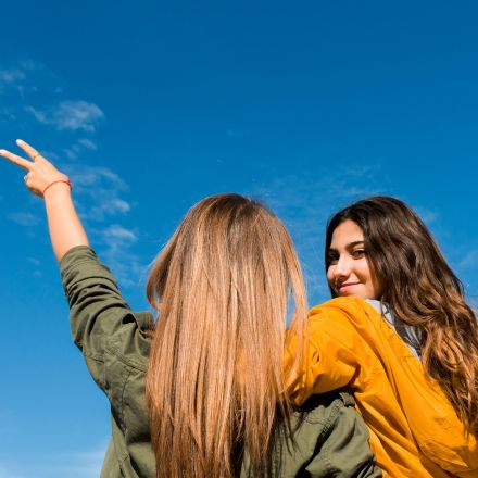 O céu nem sempre foi azul! Descubra por que a Terra já teve céus laranjas, como a ciência explica a cor atual e o que esperar do futuro do nosso planeta.