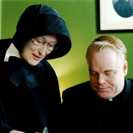 Vale a pena assistir Dúvida na Netflix? Confira a análise deste clássico com Meryl Streep e Philip Seymour Hoffman sobre os perigos da fofoca.