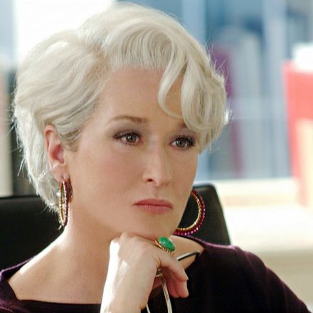 Relembre o clássico O Diabo Veste Prada (2006) com Meryl Streep! Com a parte 2 nos cinemas, veja por que este filme nunca sai de moda.