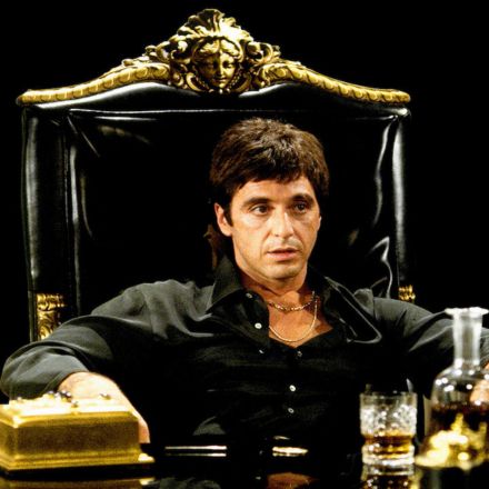 Confira nossa crítica de Scarface (1983). Explore a jornada visceral de Tony Montana, o clássico de Brian De Palma que voltou à Netflix.
