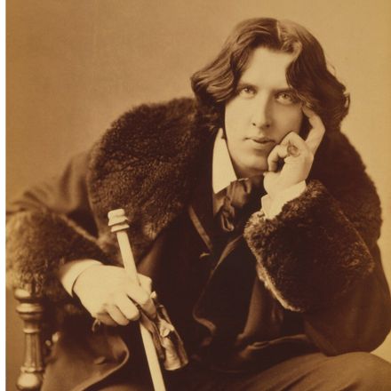 O lado romântico de Oscar Wilde! Conheça as lições imortais do brilhante autor irlandês sobre o amor-próprio e o valor do afeto na vida.