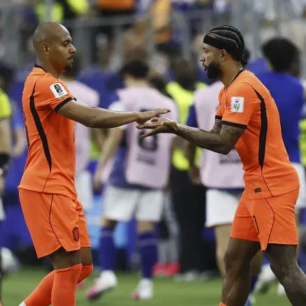 Memphis, da Holanda, entra em campo após começar no banco de reservas contra o Japão Imagem: ANP via Getty Images