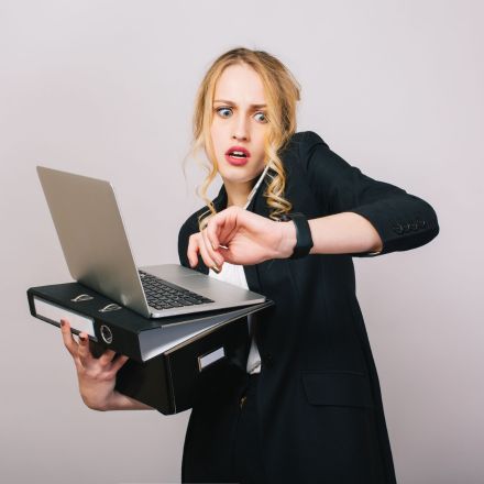 Pedir demissão ou ficar? Descubra os 5 sinais claros de que chegou a hora de sair do emprego e como tomar essa decisão com segurança.