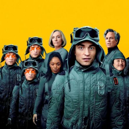 Mickey 17 chegou à Netflix! Confira nossa crítica do novo sci-fi de Bong Joon-ho e a atuação surpreendente de Robert Pattinson no longa.