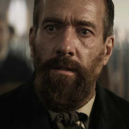 Conheça Como Um Relâmpago, minissérie da Netflix sobre o surreal assassinato do presidente James Garfield. Confira nossa crítica completa!